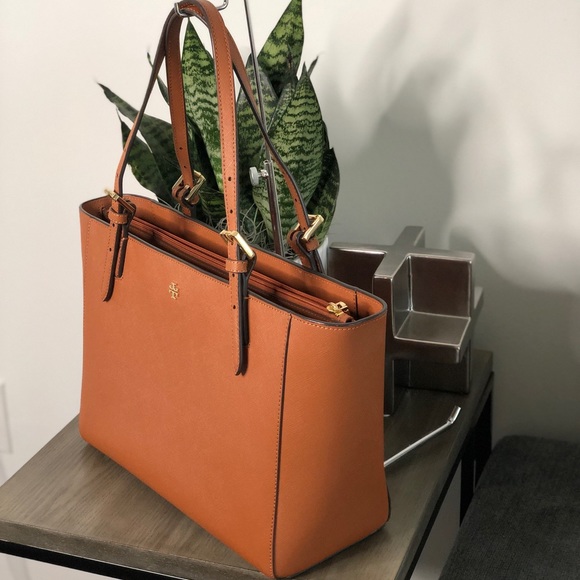 SOLD | Tory Burch Medium Saffiano Shoulder Bag - Picture 2 of 7